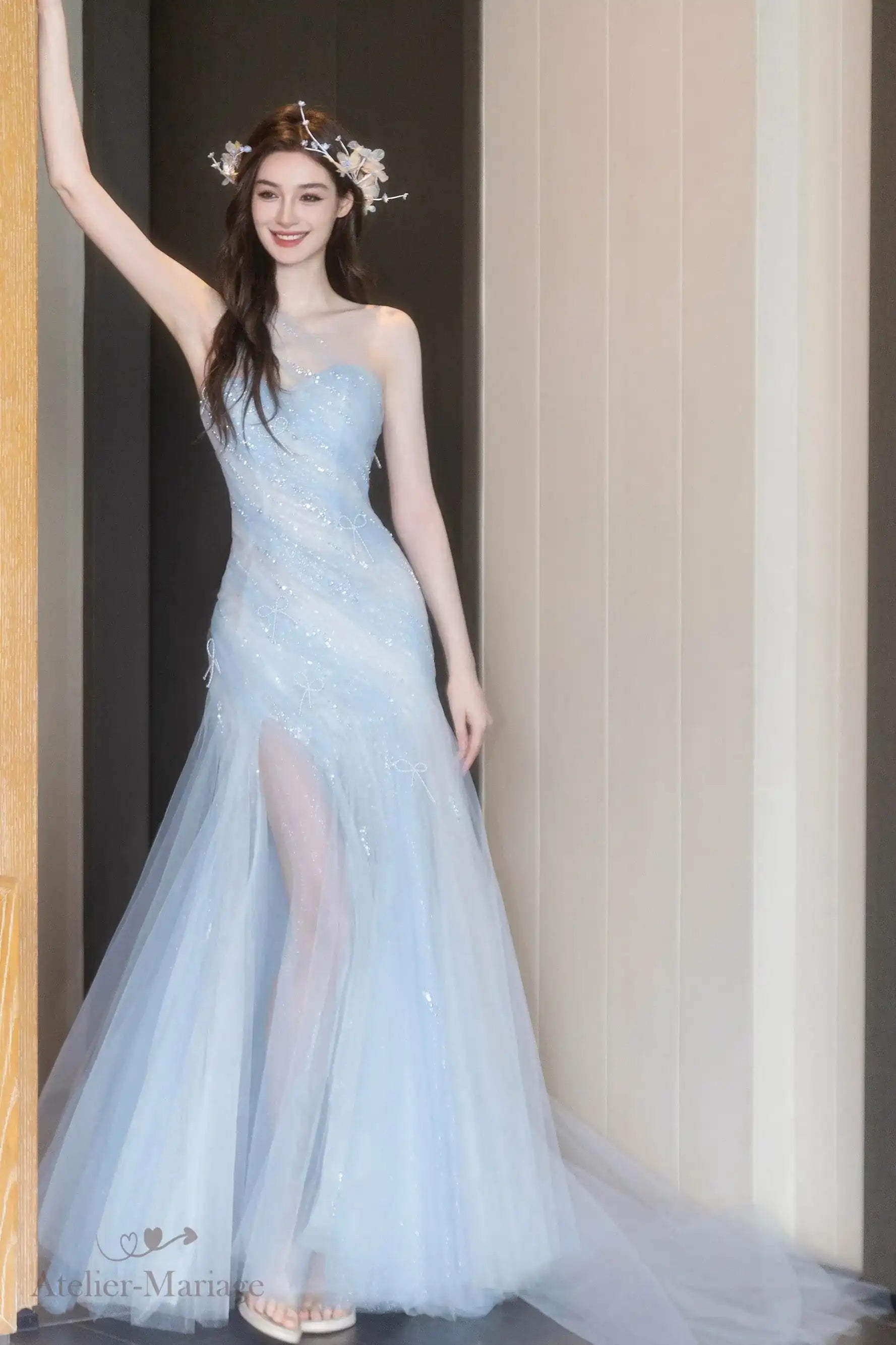 Robe sur-mesure bleu brume, idéale pour des fiançailles ou un mariage original.