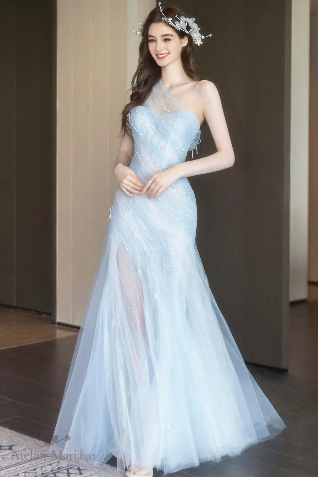 Robe de gala ou de mariée bleu glacier avec 8 à 12 couches de tulle léger.