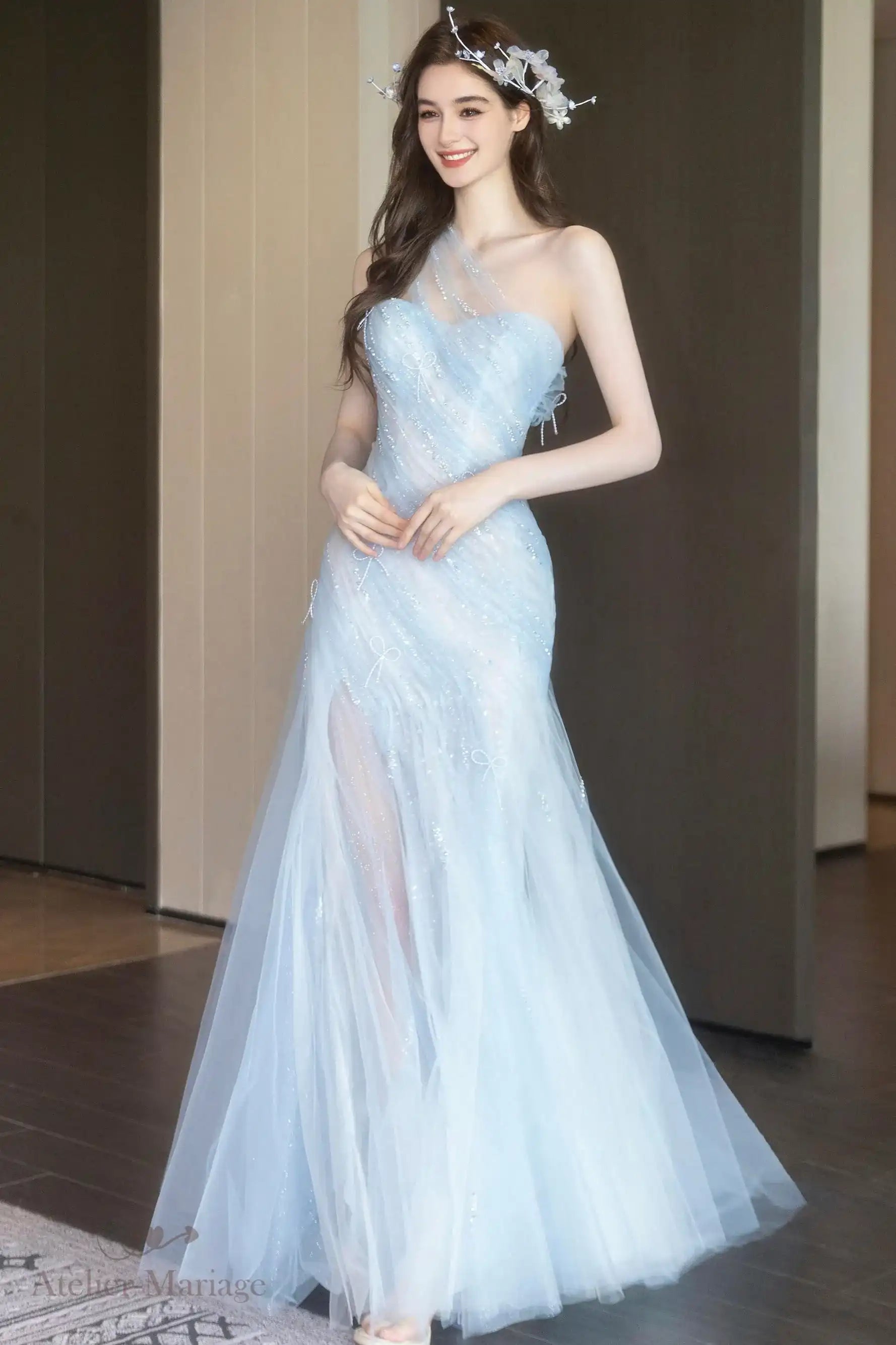 Robe de gala ou de mariée bleu glacier avec 8 à 12 couches de tulle léger.