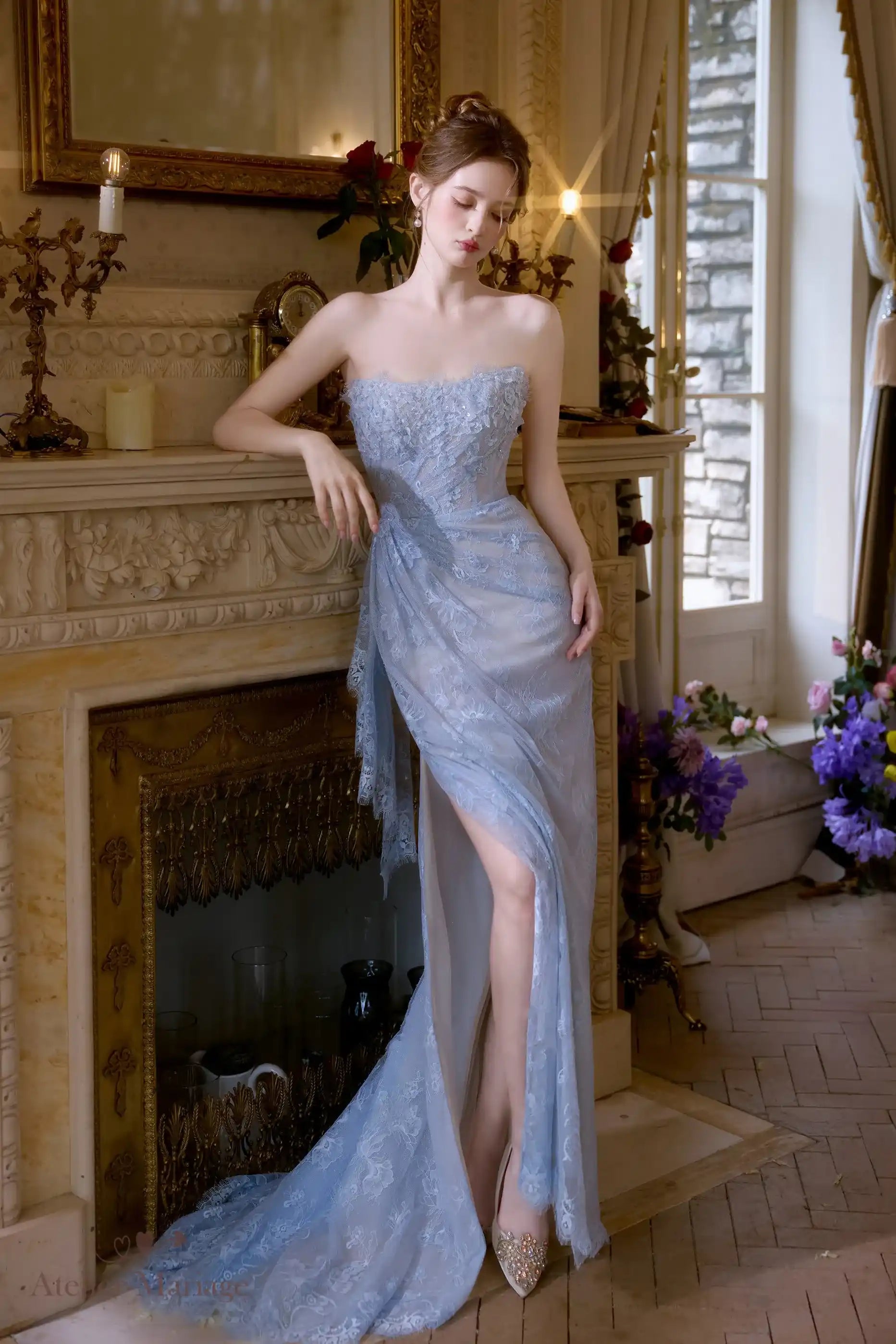 La robe bleu clair portée comme une tenue de gala haute couture dans un décor élégant.