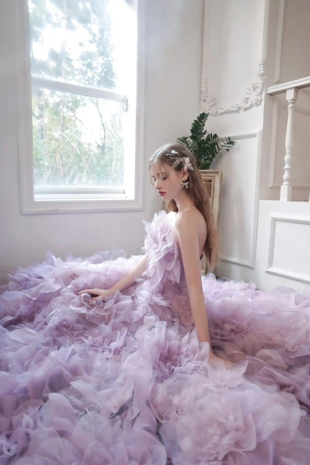 La robe lilas portée majestueusement au sol, idéale comme robe de bal ou tenue de gala féerique.