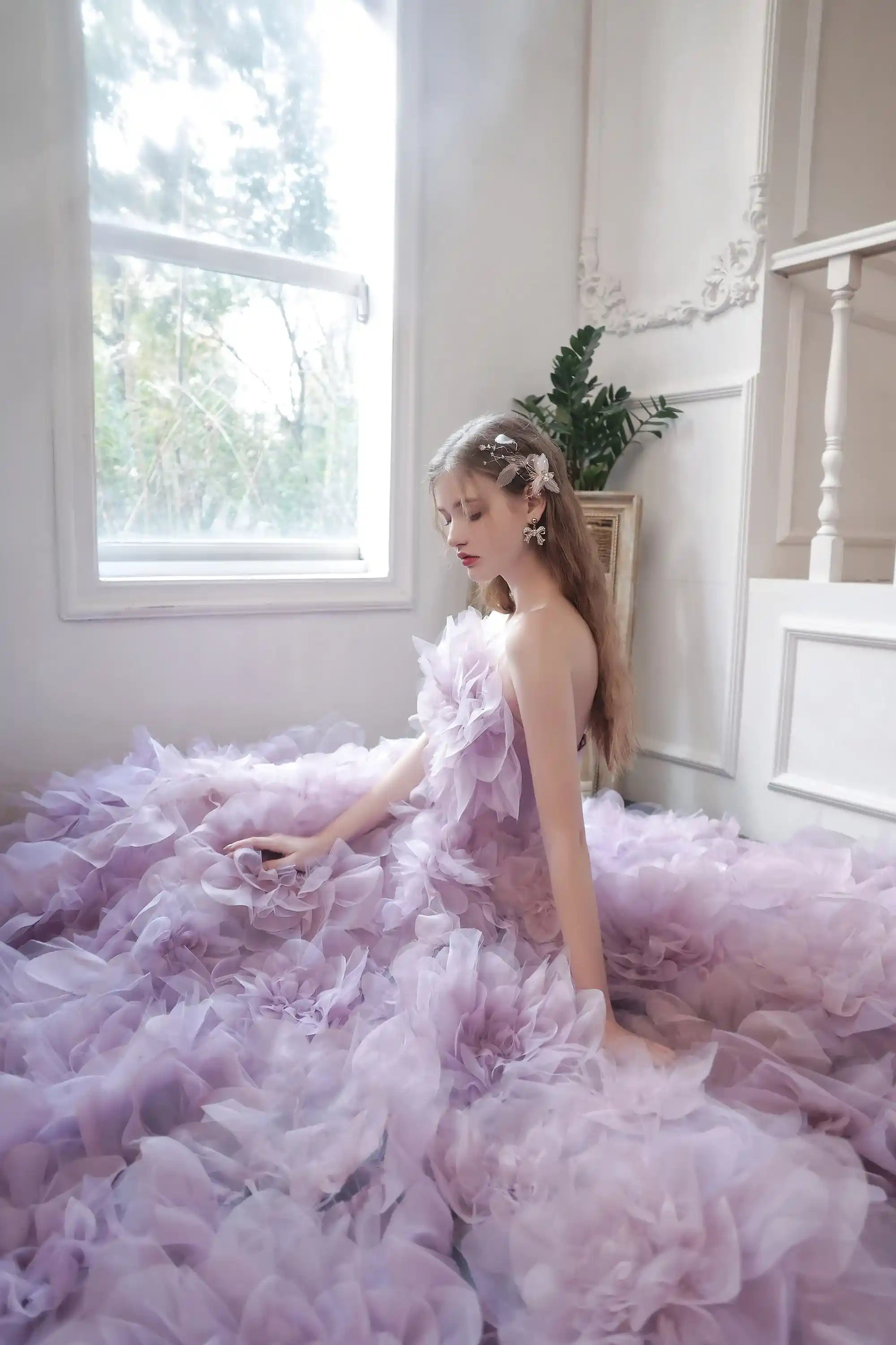 La robe lilas portée majestueusement au sol, idéale comme robe de bal ou tenue de gala féerique.