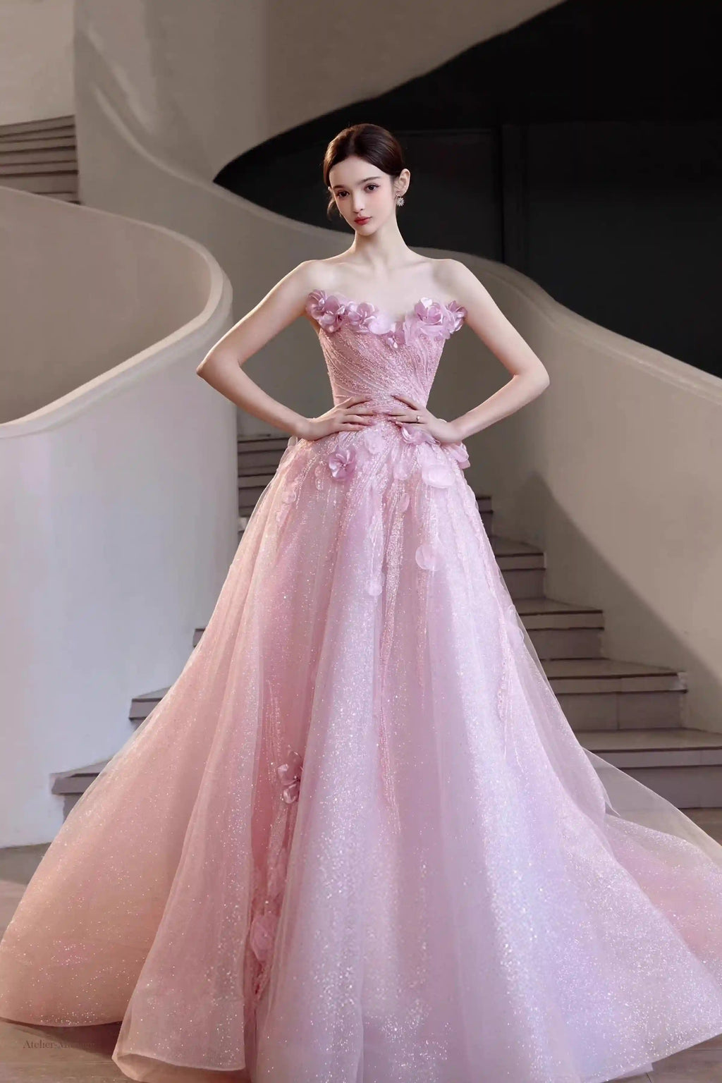 Femme en robe princesse de couleur blush marchant majestueusement, idéale pour mariage ou gala.