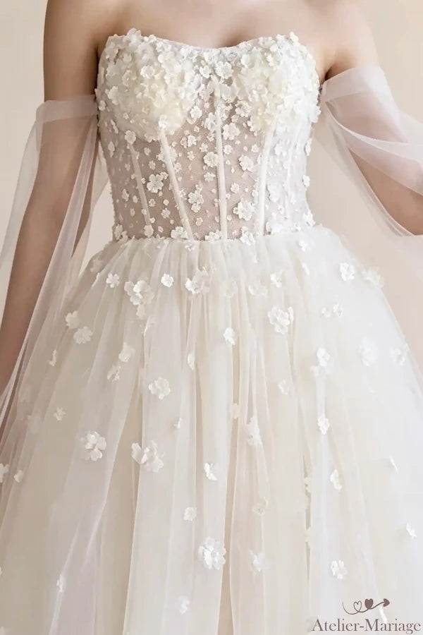 Mise en valeur de la dentelle sur le tulle et main de la mariée