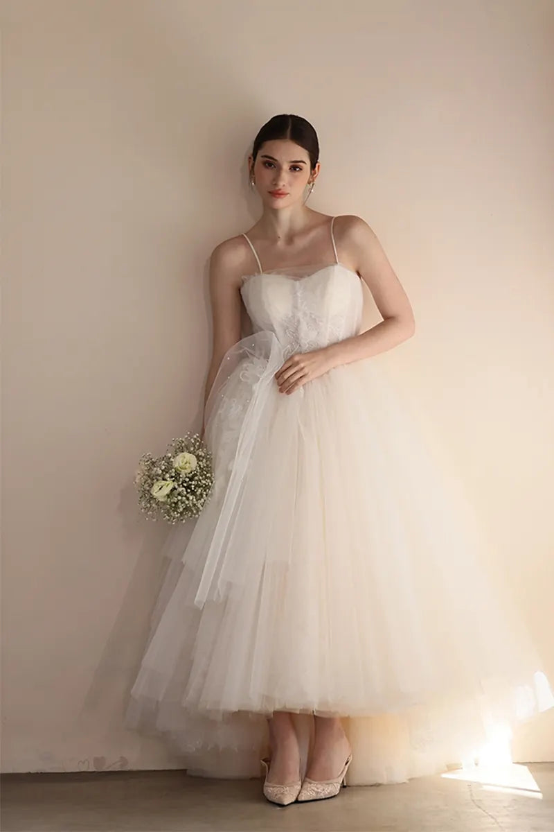Robe de mariée idéale pour dévoiler les chaussures grâce à l'avant court.