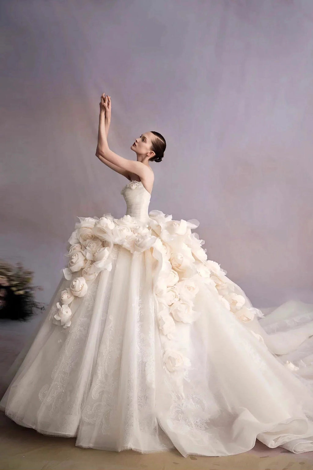 Mariée montrant le volume majestueux de la robe champagne avec le jupon intégré.
