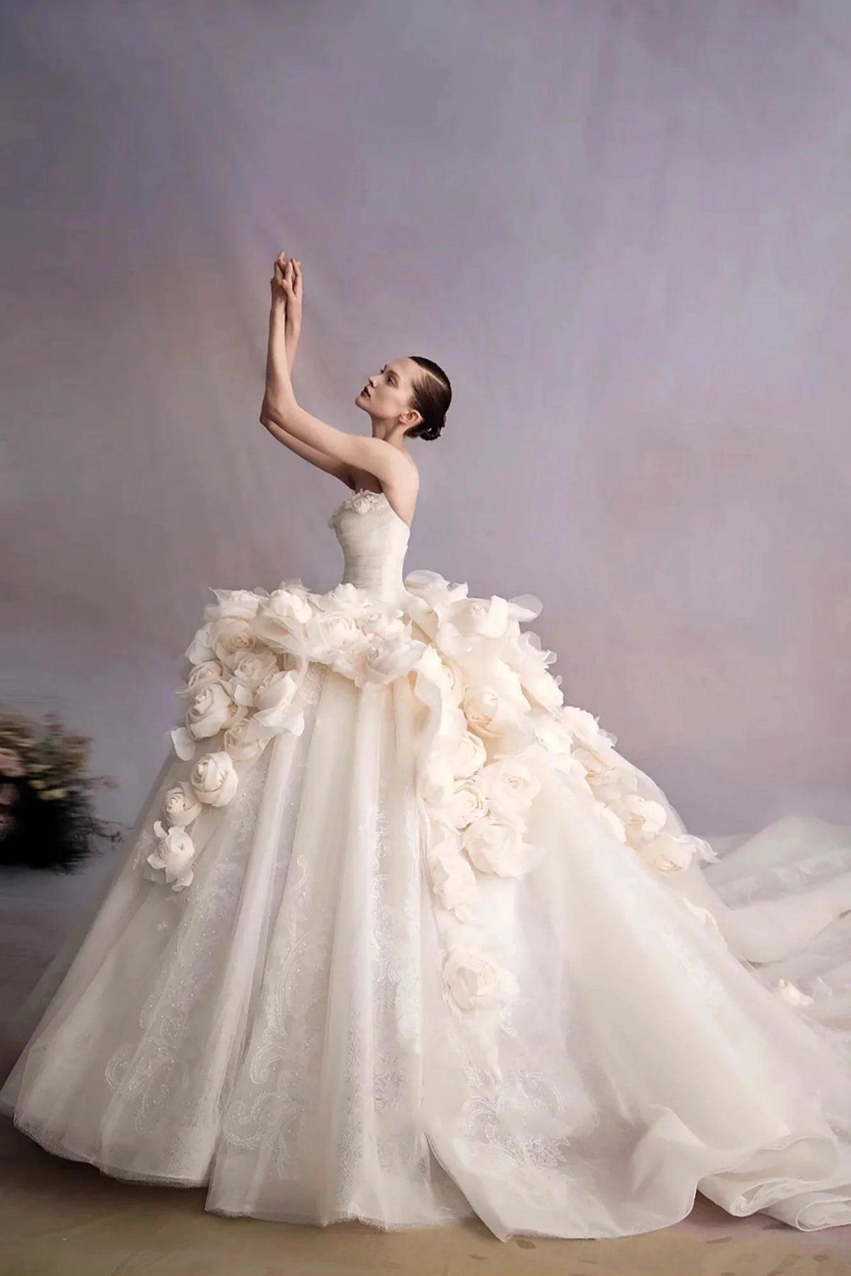 Mariée montrant le volume majestueux de la robe champagne avec le jupon intégré.