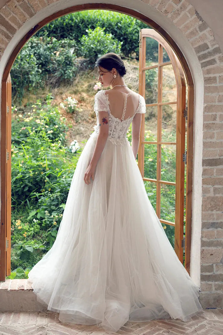 Mariée assise mettant en valeur le volume généreux de la jupe fleurie.