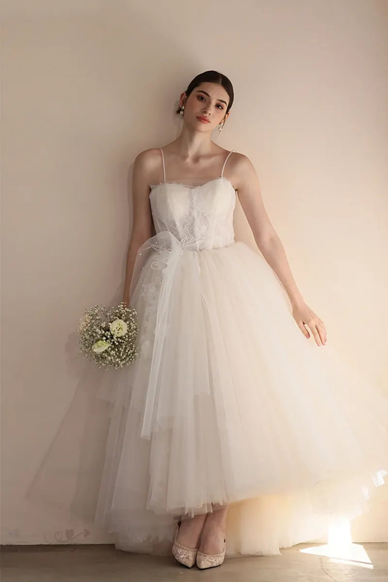 Coupe asymétrique moderne en tulle et dentelle pour mariée bohème.