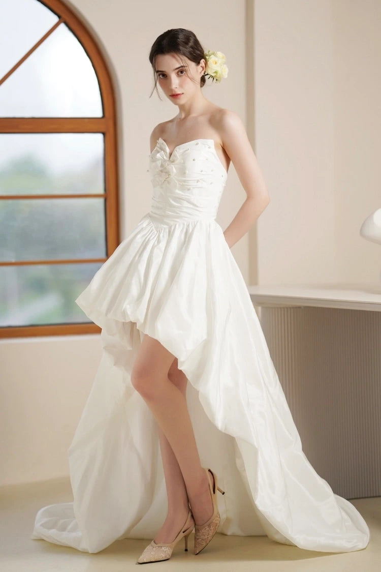 Le volume architectural du taffetas sur cette robe de mariée asymétrique chic.