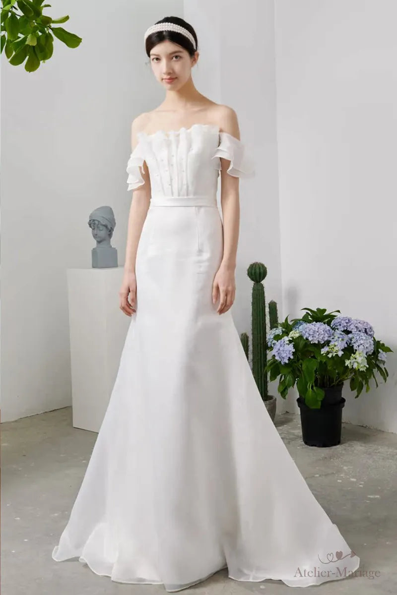 Femme très élégante en robe de mariée blanche chic et simple bohème