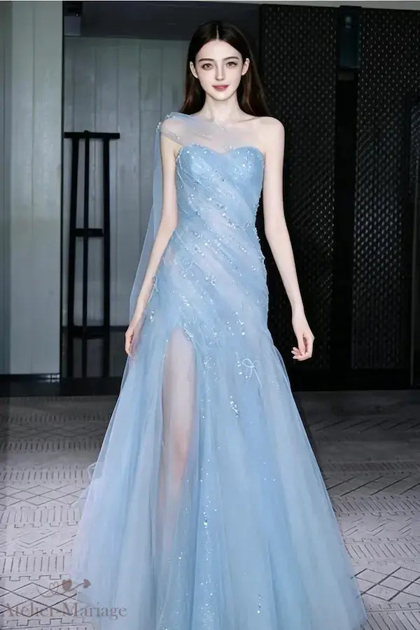 Portrait complet de la robe de mariée bleu brume illustrant le volume fluide et les reflets pailletés du tulle haut de gamme.