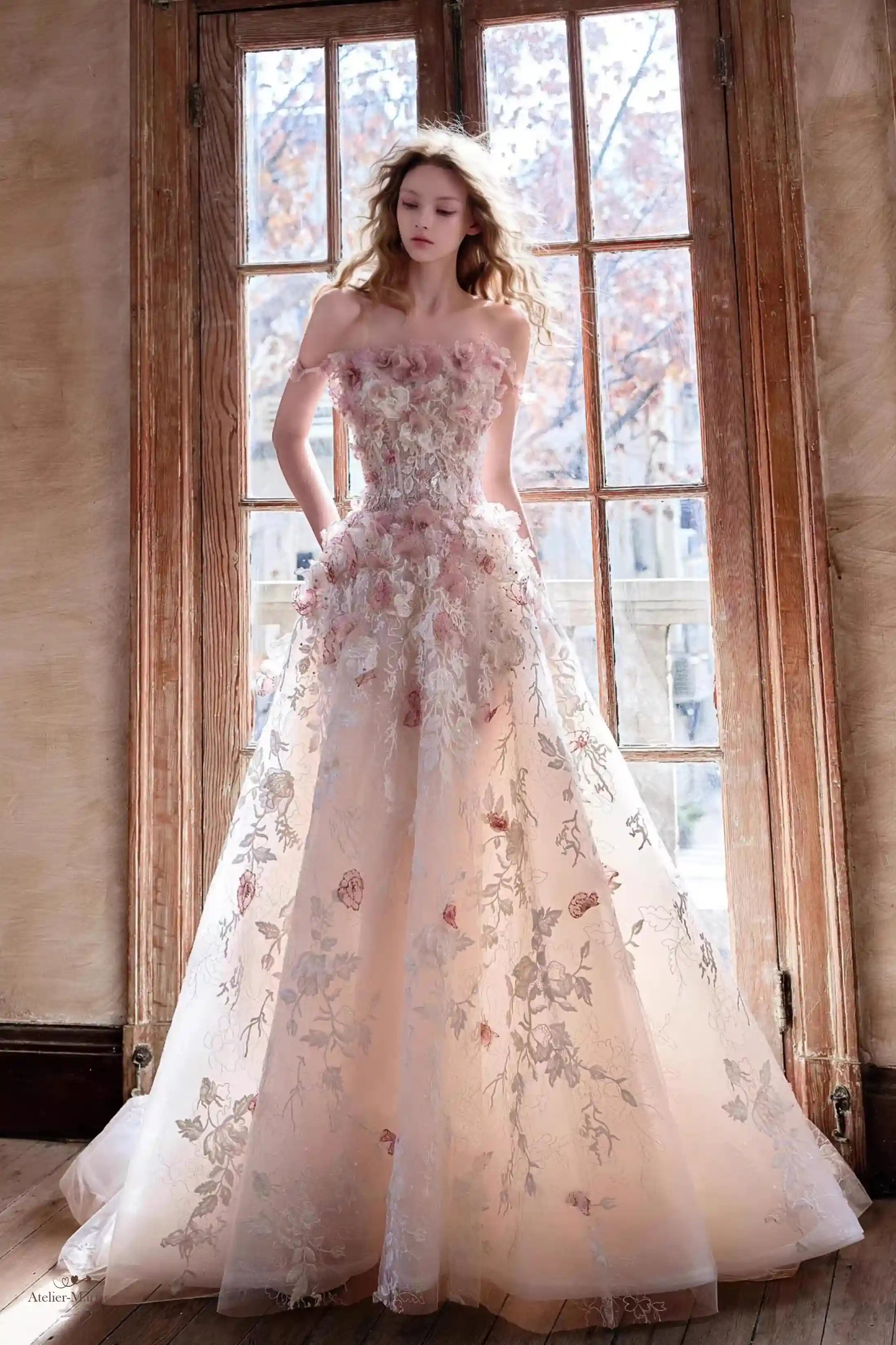Robe de mariée blush romantique avec cascade de fleurs 3D