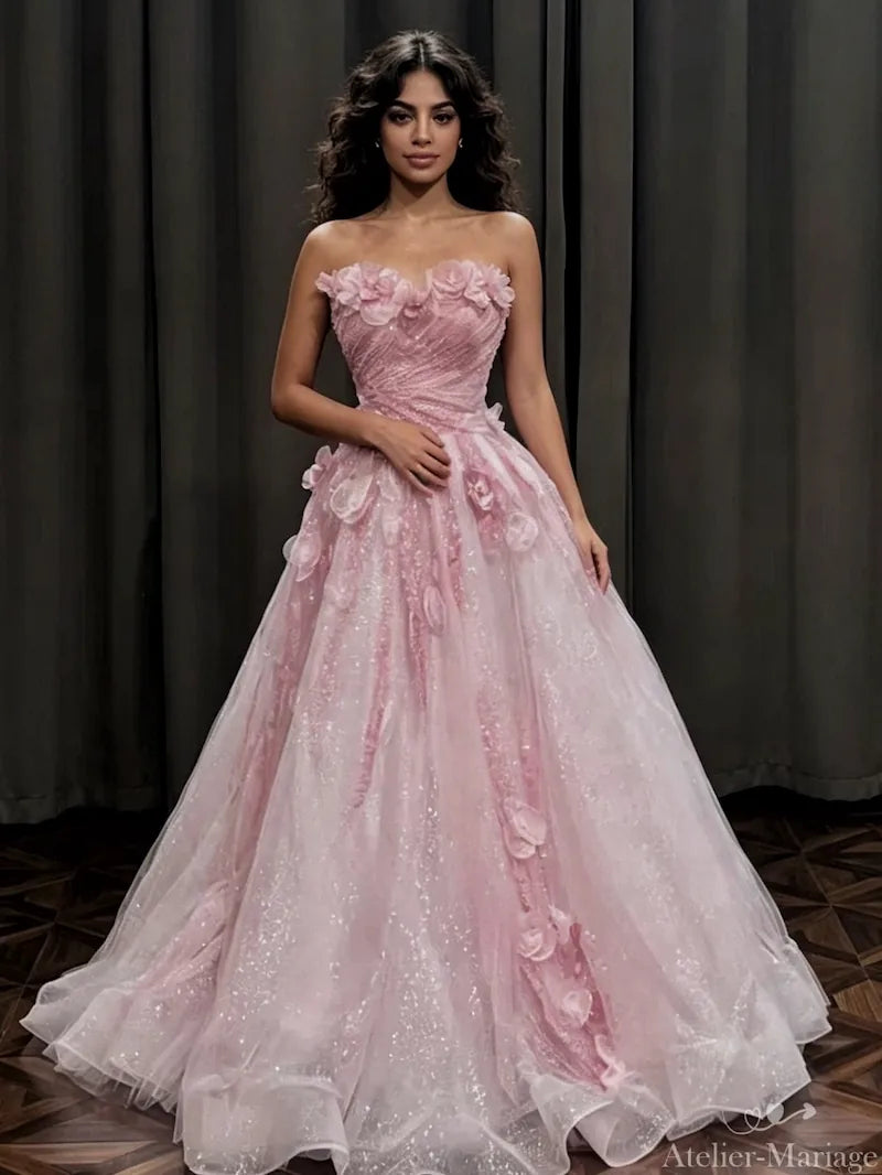 Mariée à la peau bronzée rayonnante dans une robe rose blush scintillante ornée de fleurs 3D