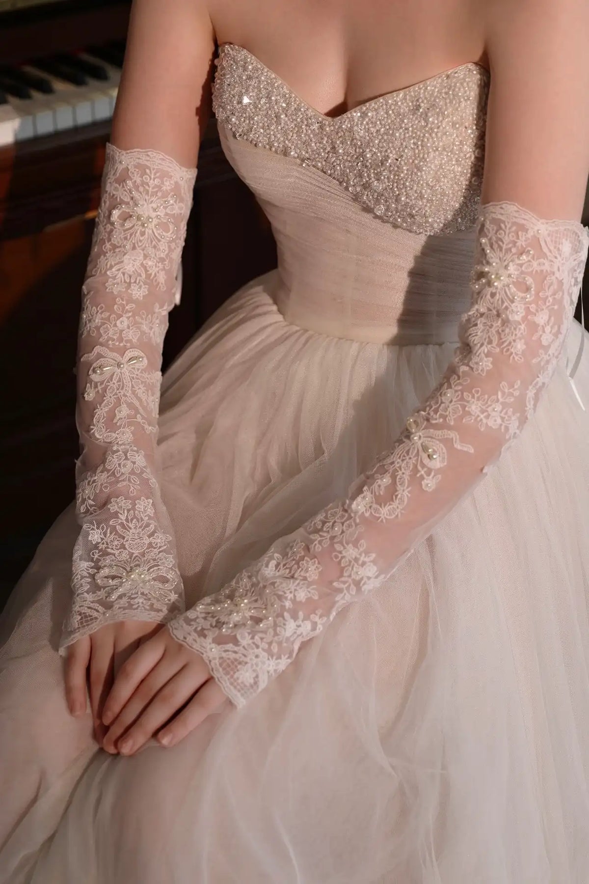Robe de mariée style bohème sublimée par l'ajout de manches amovibles en dentelle transparente.
