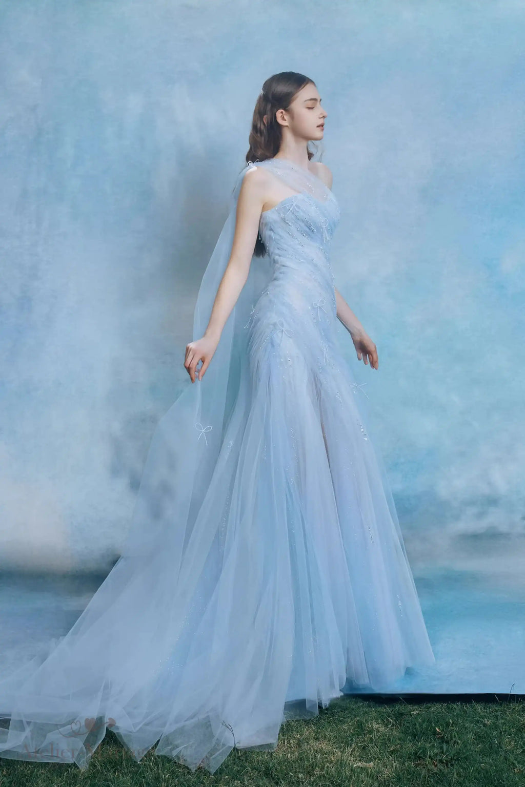 Le mouvement gracieux des multiples couches de tulle de la robe de mariée bleue.