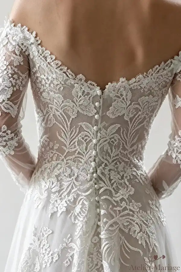 Zoom sur la rangée de boutons en perles et la finition dentelle du dos