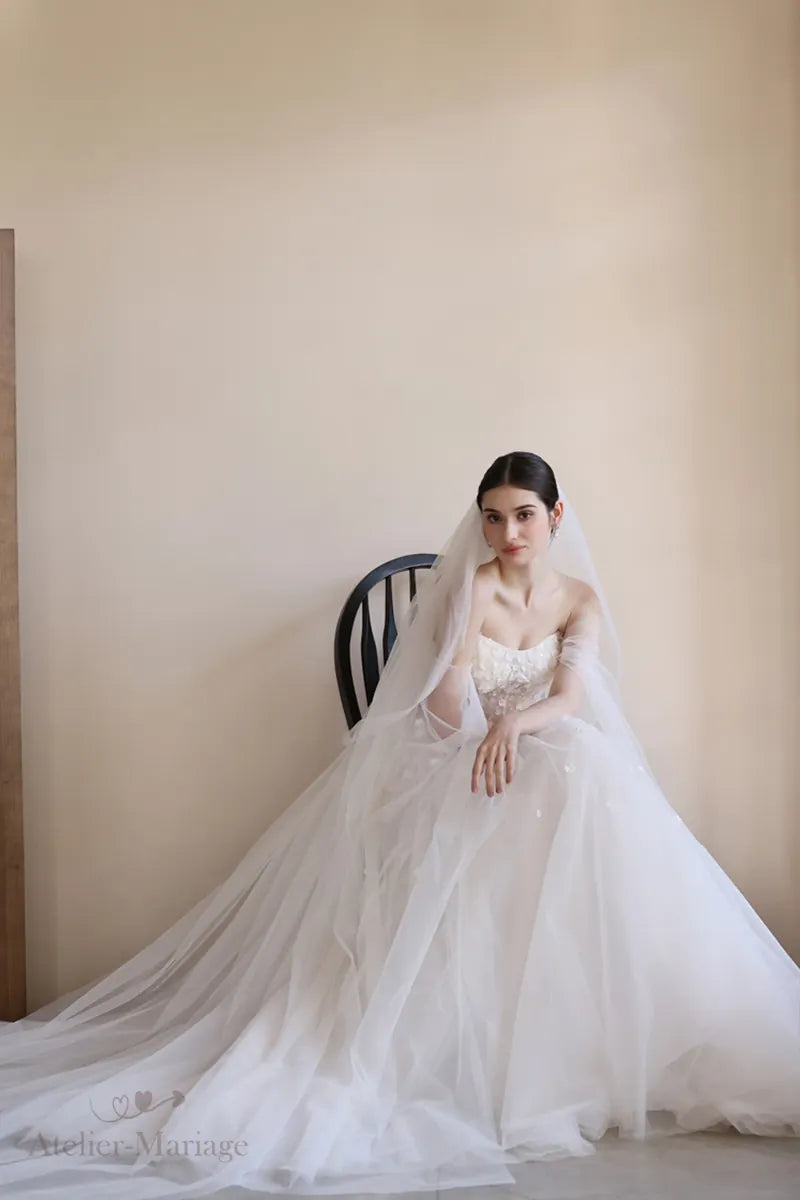 Mariée portant une robe bohème champêtre chic bustier cœur, assise