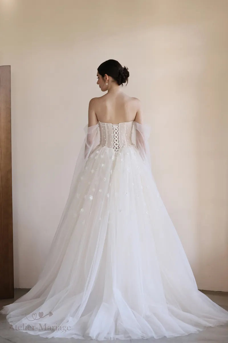 Mariée portant une robe bohème champêtre chic bustier cœur, vue du dos