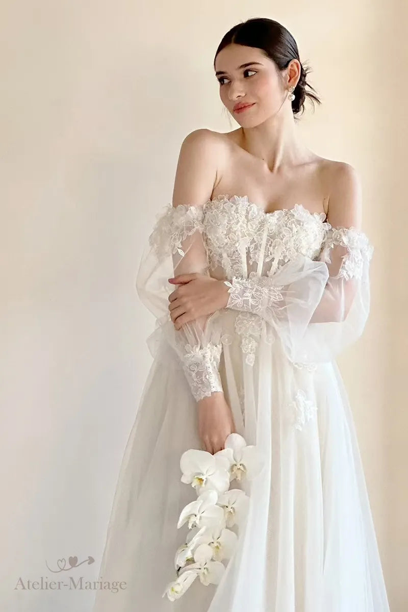 Mariée portant une robe bohème champêtre chic bustier cœur, heureuse