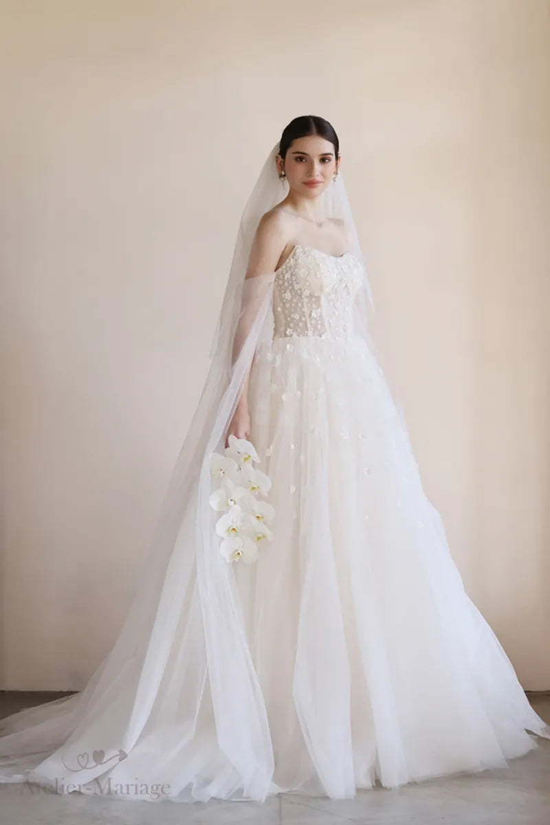 Mariée portant une robe bohème champêtre chic bustier cœur, gracieuse