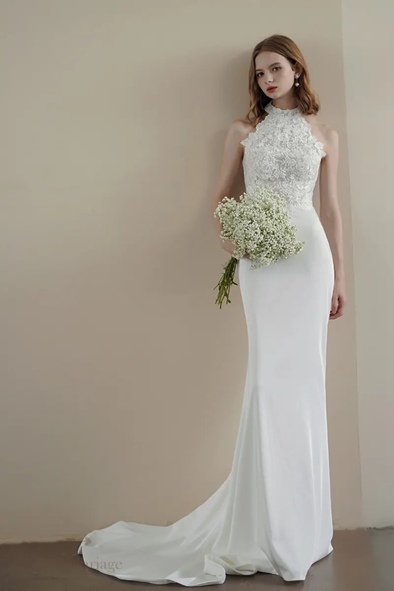 Mariée portant une robe bohème chic col montant en dentelle, allure divine
