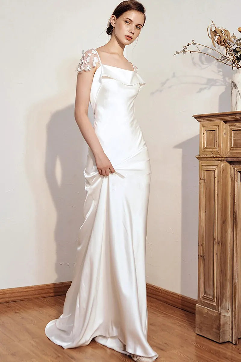 Allure bohème chic avec épaules dénudées et détails floraux.