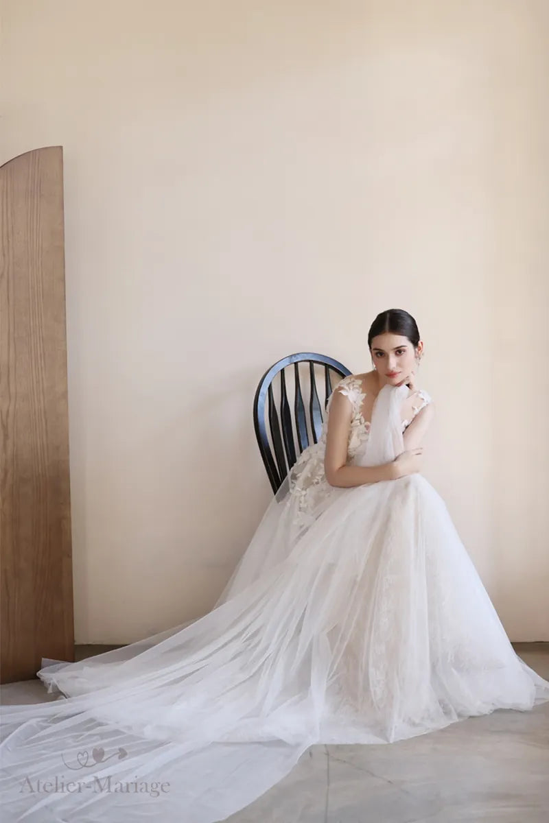 Mariée en robe bohème chic assise élégamment