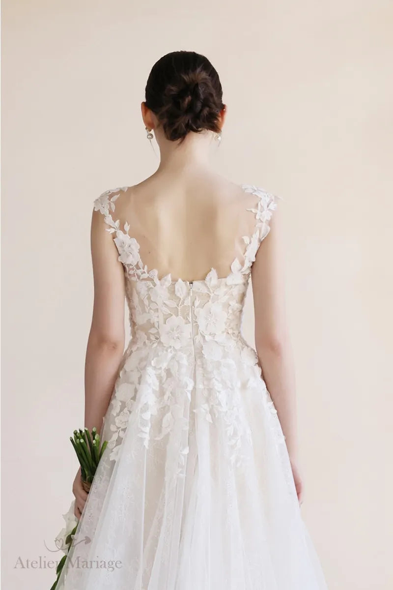 Mariée montrant le dos de la robe bohème chic