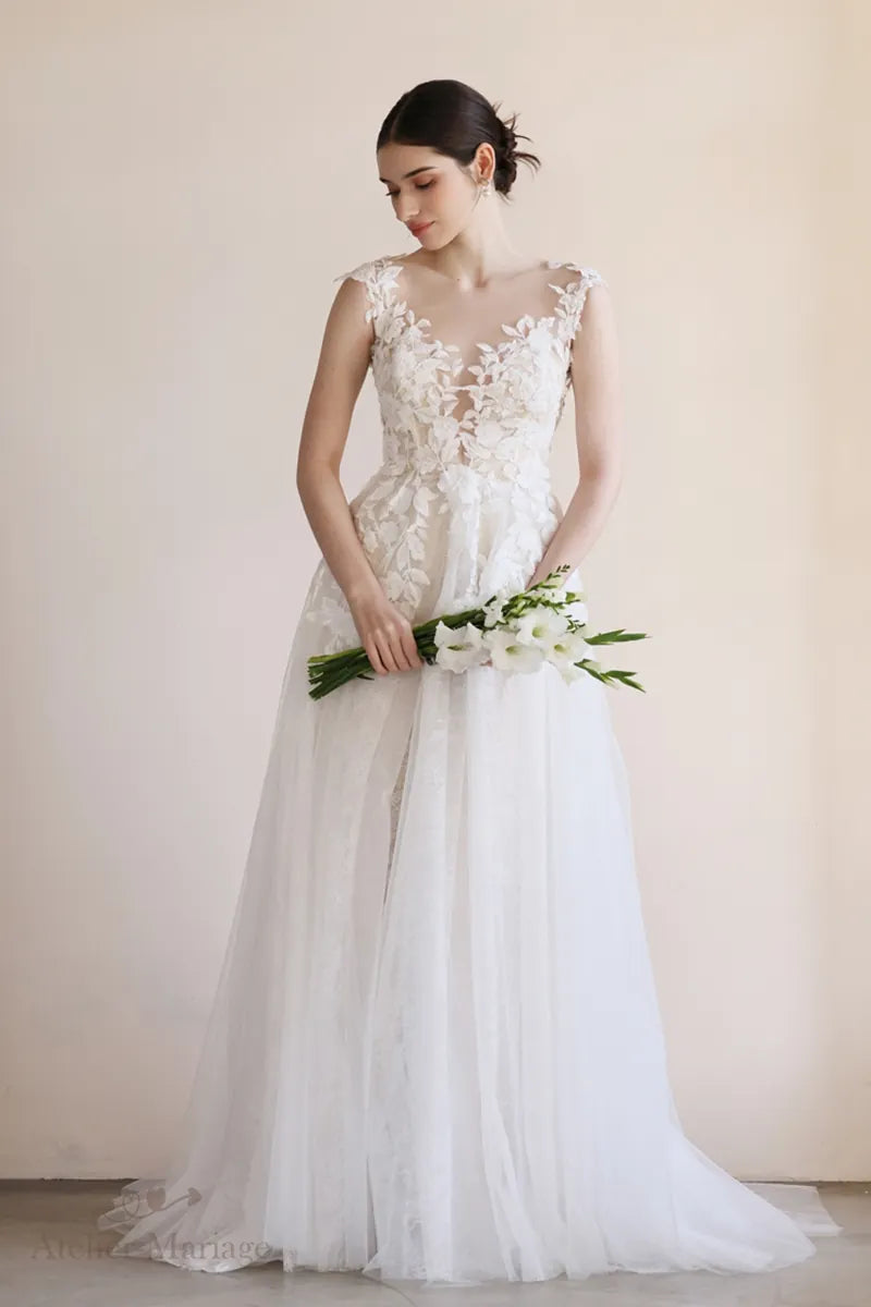 Mariée en robe bohème chic pensant la tête baissée