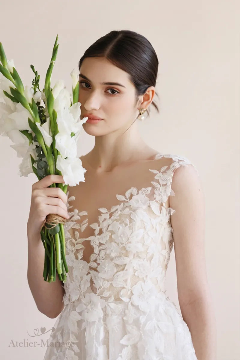 Mariée tenant un bouquet en robe bohème chic