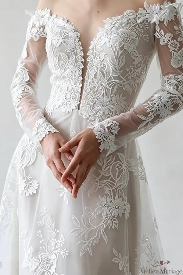 Bustier col bateau et manches longues en dentelle travaillée à la main
