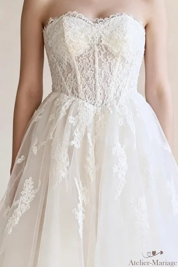 Robe de mariée bohème bustier cœur en dentelle avec broderies 3D délicates.