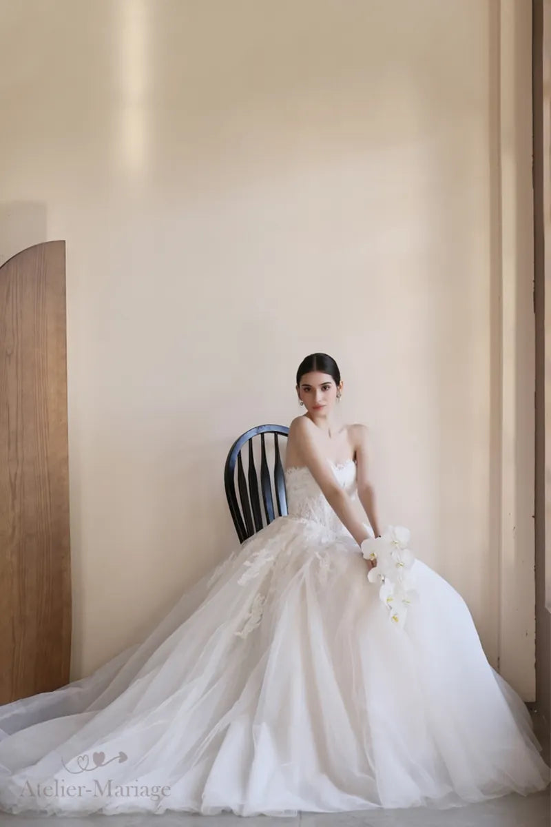 Mariée portant une robe bohème, assise
