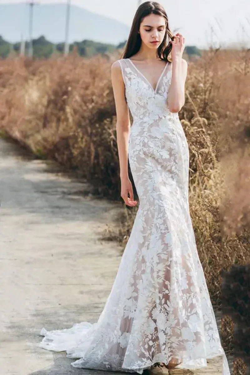 Robe de mariée bohème en dentelle fine avec fleurs 3D, sur-mesure et élégante pour un mariage champêtre