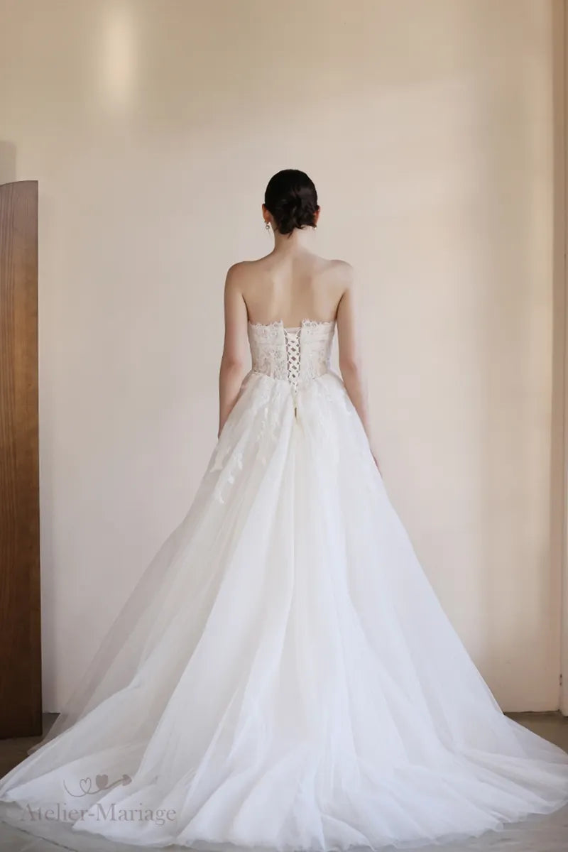 Mariée portant une robe bohème, montrant le dos