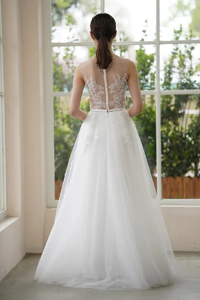 Détail du dos de la robe Éclat avec dentelle florale et tulle transparent.