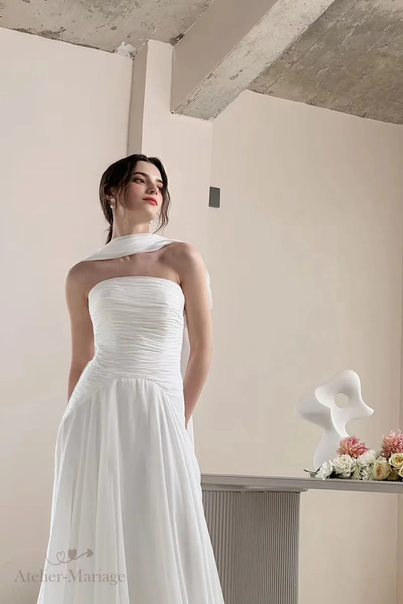 Mariée portant une robe bohème fluide en mousseline élégante, avec allure divine
