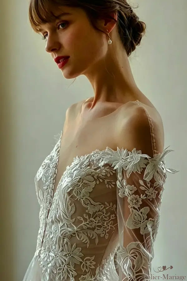 Robe de mariée bohème col bateau en dentelle sous une lumière douce