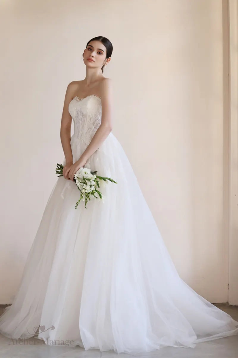 Robe de mariée bohème en dentelle avec bustier cœur