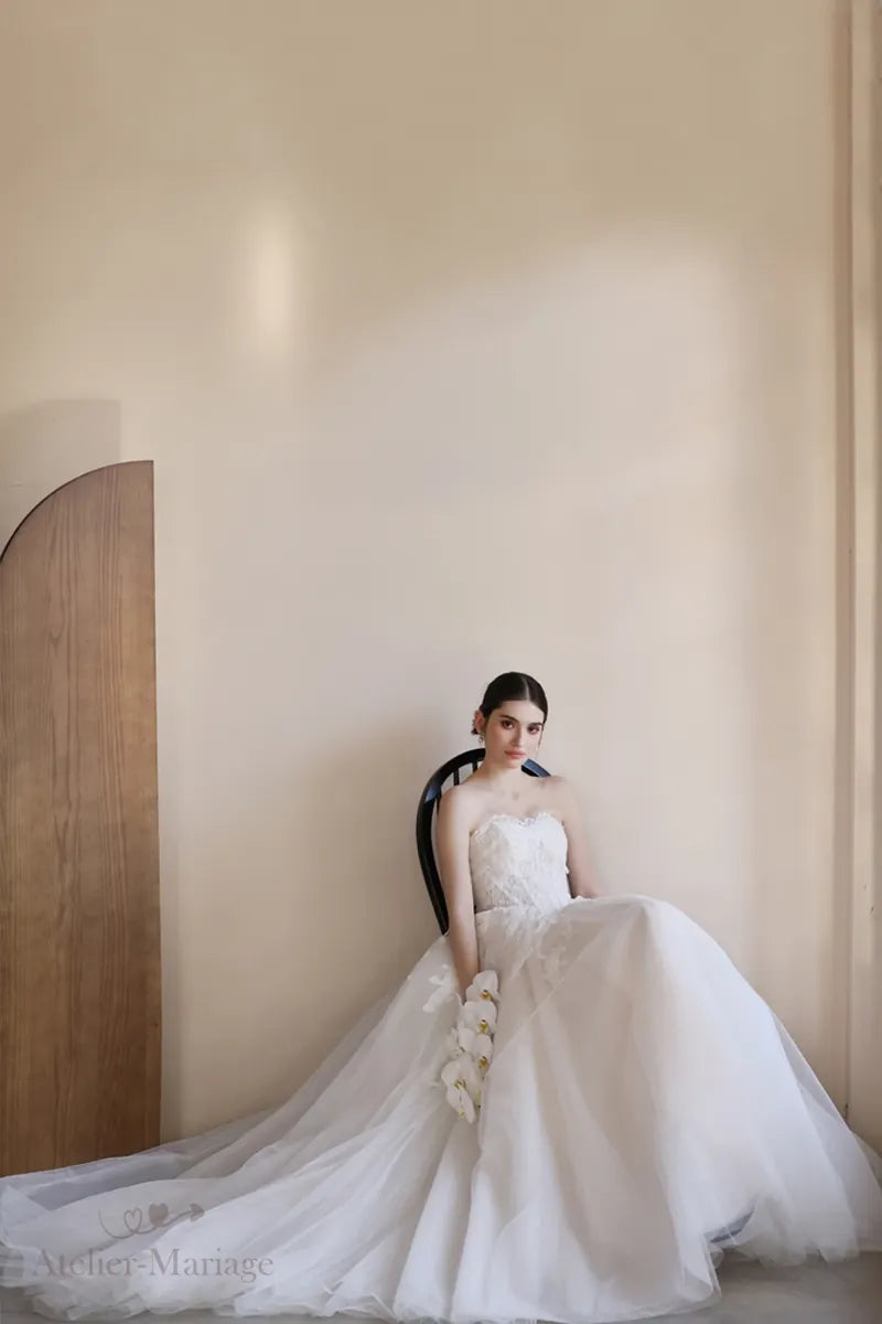 Mariée portant une robe bohème, assise avec grâce