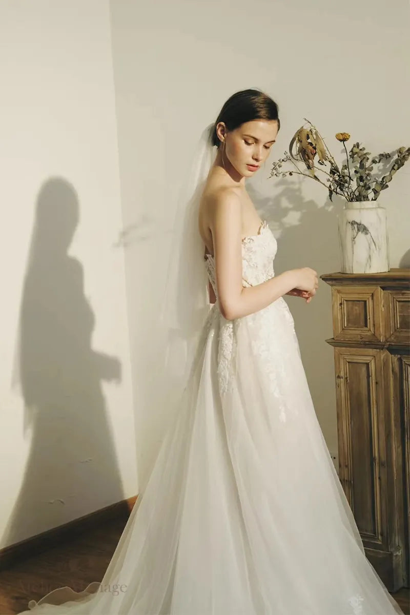 Profil de la mariée portant une robe bohème
