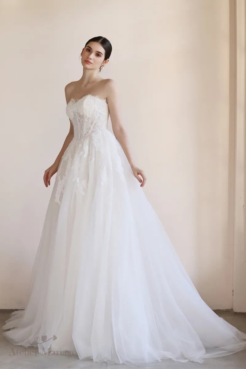 Mariée portant une robe bohème, séduisante
