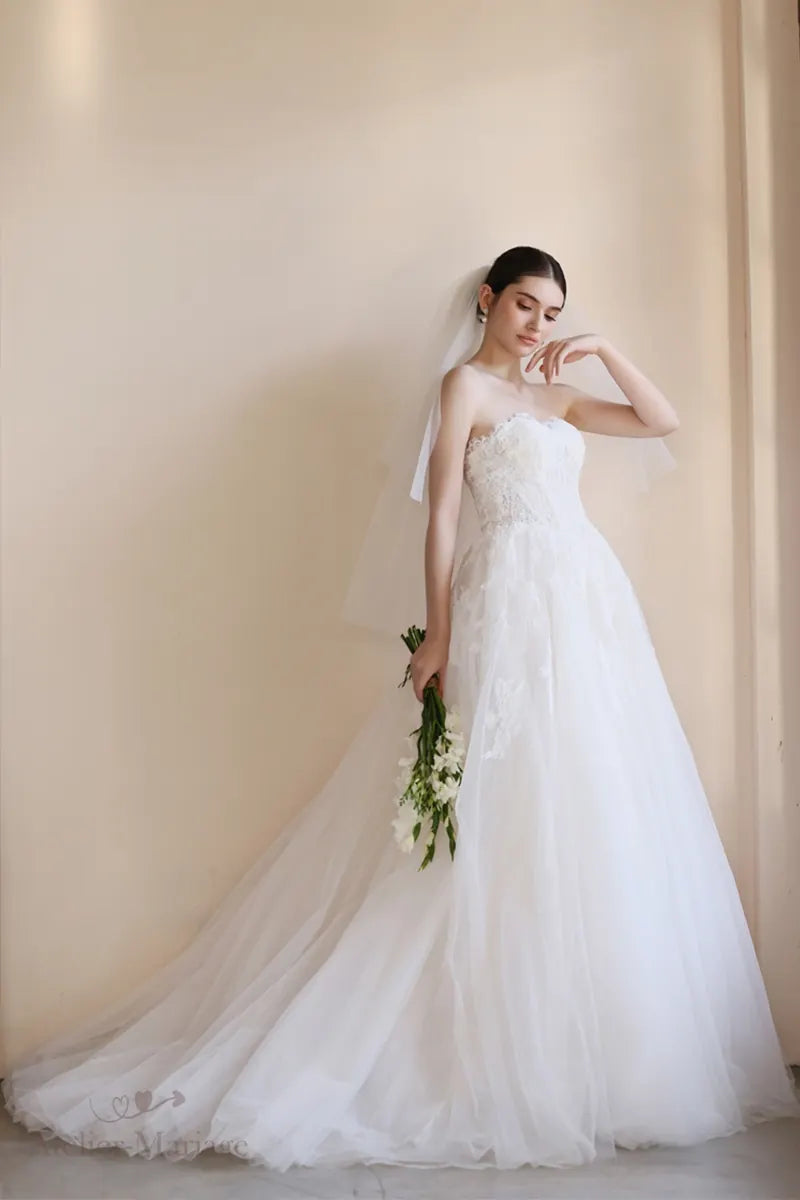 Mariée portant une robe bohème très belle
