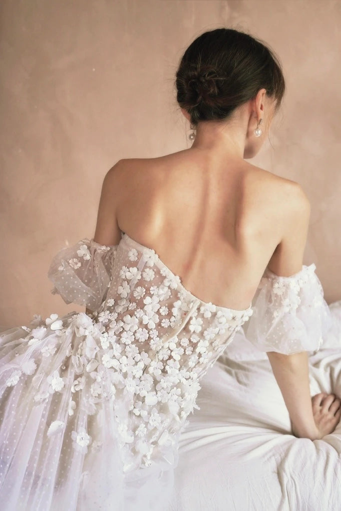 L'élégance du dos d'une robe de mariée bohème romantique avec applications florales.