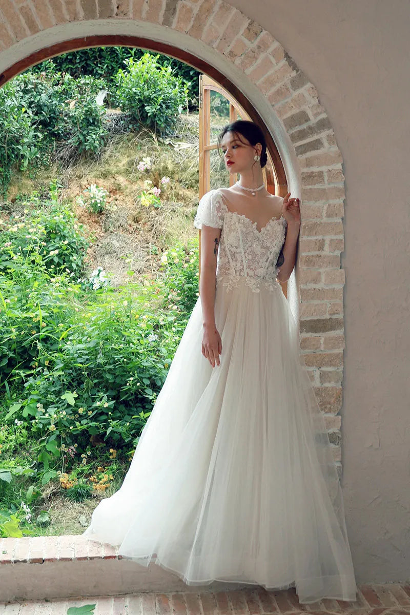 Robe de mariée bohème romantique avec jupe volumineuse en tulle souple.