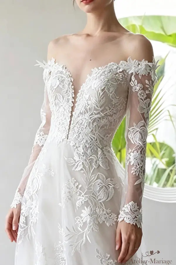 Robe de mariée bohème col bateau décolleté plongeant avec manches en dentelle