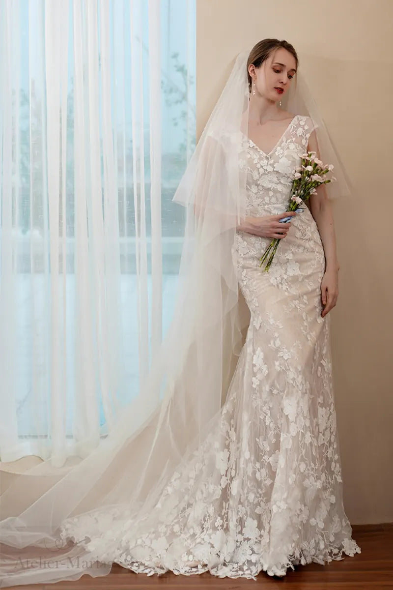 Robe de mariée bohème vintage en dentelle ancienne avec dos nu sensuel et taille marquée