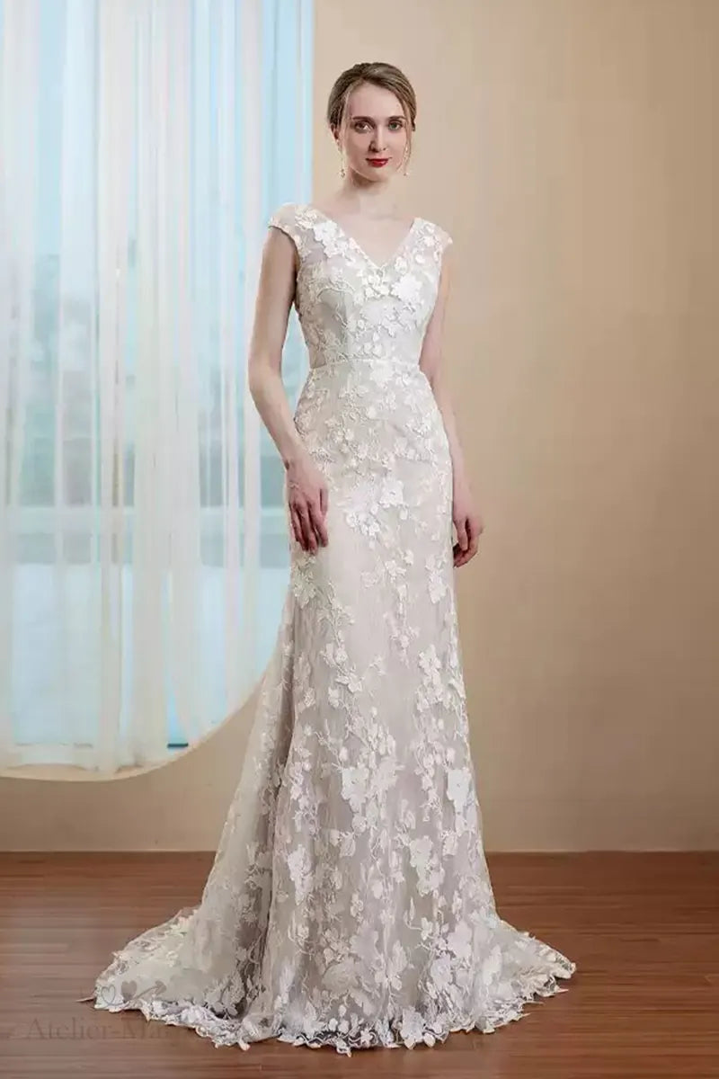 Mariée portant une robe bohème vintage en dentelle dos nu