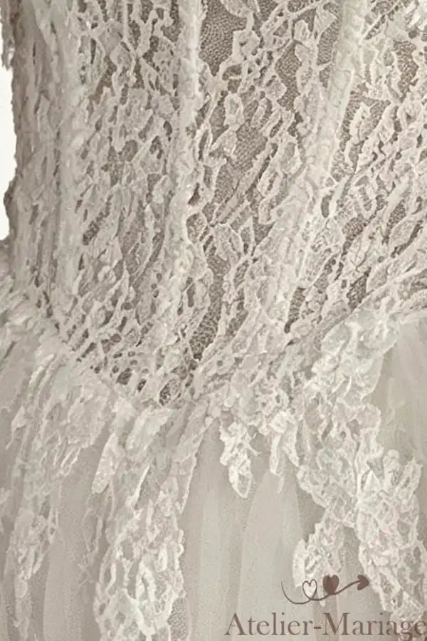 Gros plan sur la dentelle florale complexe et broderie cousu à la main de haute couture.